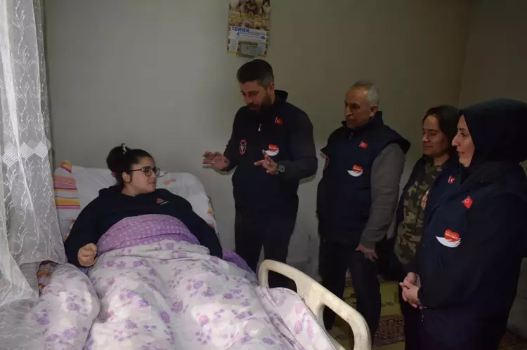 Fizik tedaviyle 5 yıl sonra adım atan Aysun, yürüyüp polis olmak istiyor